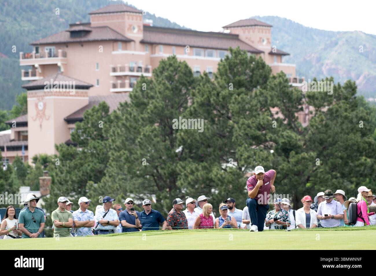 Colorado Springs, Colorado, États-Unis. 28 juin 2025. US Senior Open Round 3, Padraig Harrington étudie son putt sur le 17ème green avec le Broadmoor Hotel en arrière-plan. Crédit : Casey B. Gibson/Alamy Live News Banque D'Images
