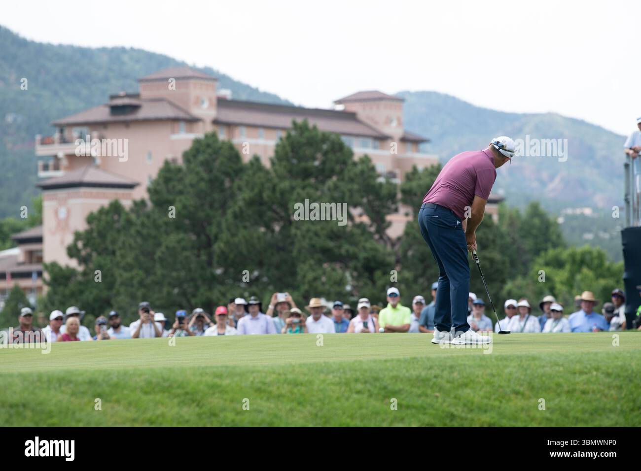 Colorado Springs, Colorado, États-Unis. 28 juin 2025. US Senior Open Round 3, Padraig Harrington putts sur le 17ème green avec le Broadmoor Hotel en arrière-plan. Crédit : Casey B. Gibson/Alamy Live News Banque D'Images