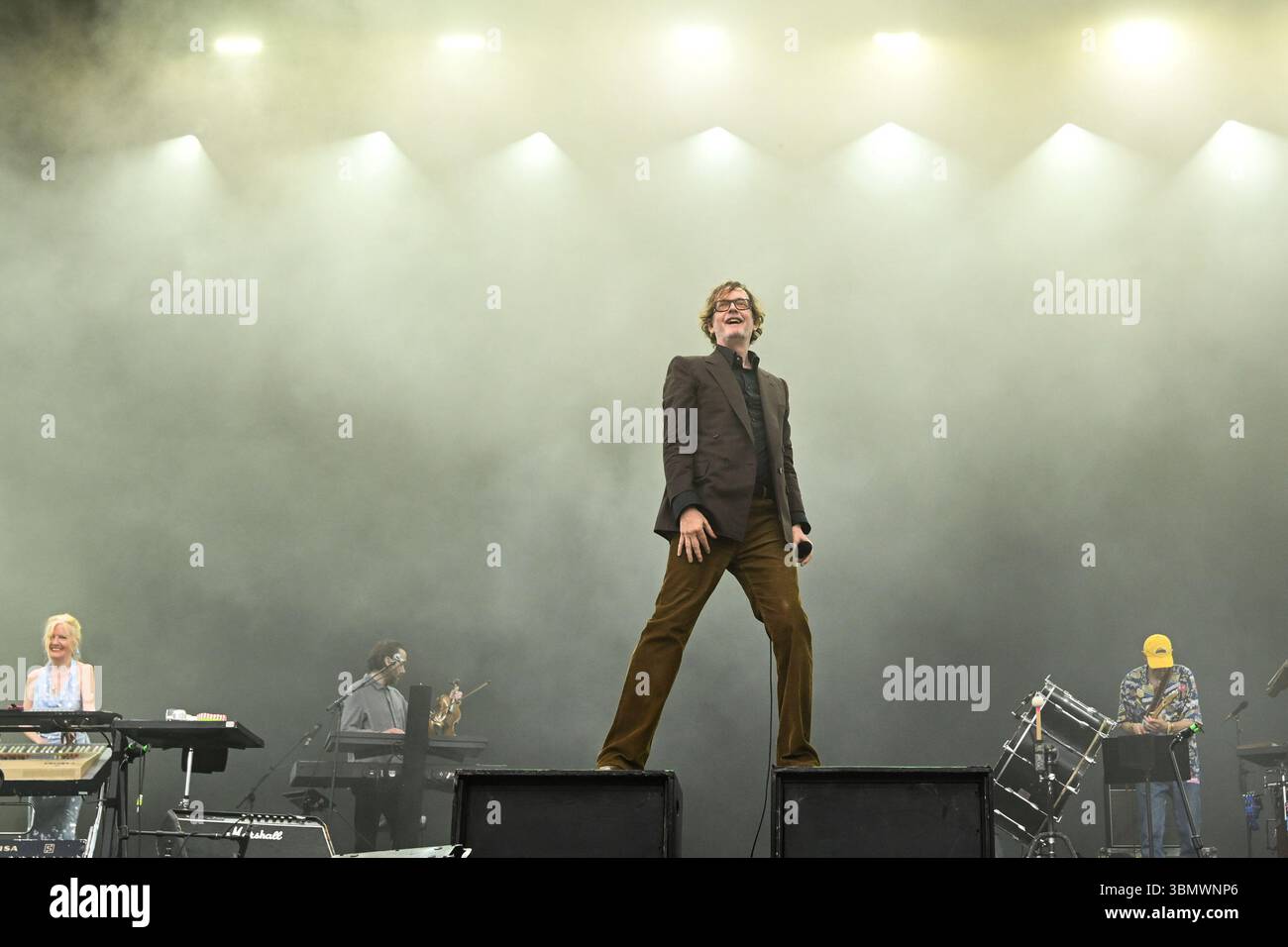 Somerset, Royaume-Uni. 28 juin 2025. Jarvis Cocker de Pulp se produisant pendant le festival de Glastonbury à Worthy Farm dans le Somerset. Le crédit photo devrait se lire comme suit : Matt Crossick/Empics/Alamy Live News Banque D'Images