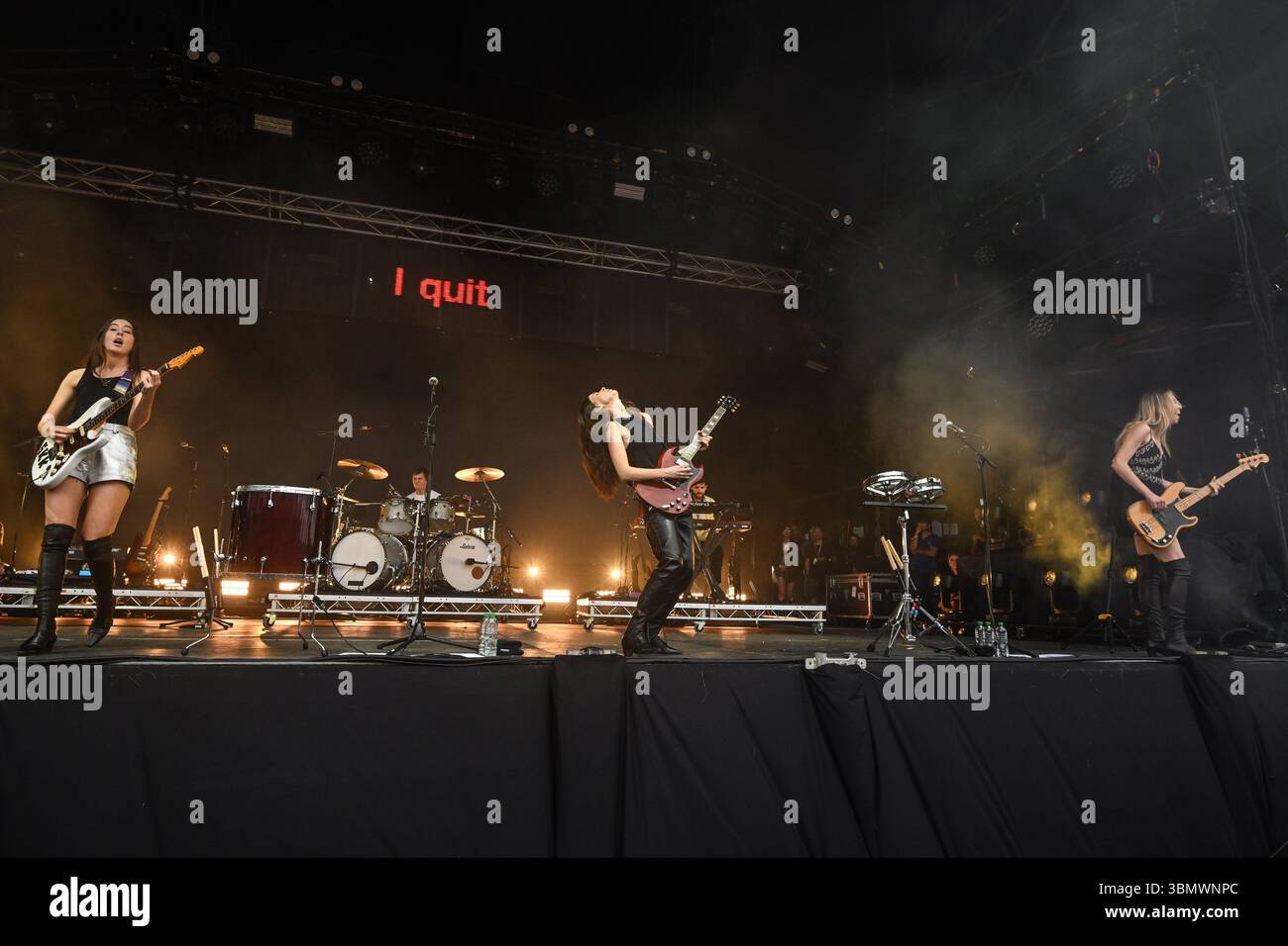 Somerset, Royaume-Uni. 28 juin 2025. Haim se produit pendant le festival de Glastonbury à Worthy Farm dans le Somerset. Le crédit photo devrait se lire comme suit : Matt Crossick/Empics/Alamy Live News Banque D'Images