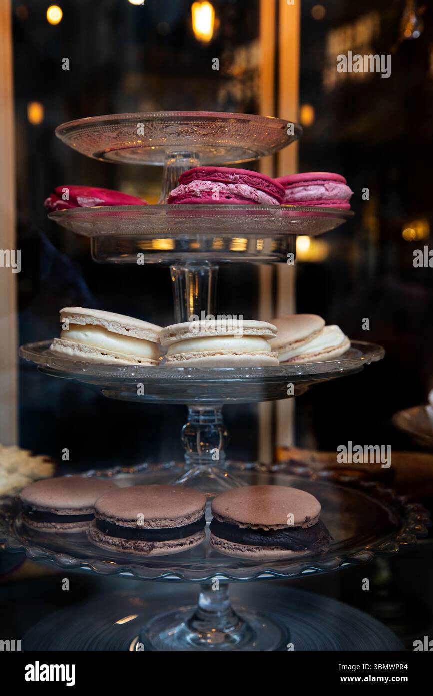 Macarons exquis et pâtisseries dans la vitrine d'une pâtisserie parisienne, desserts sucrés Banque D'Images