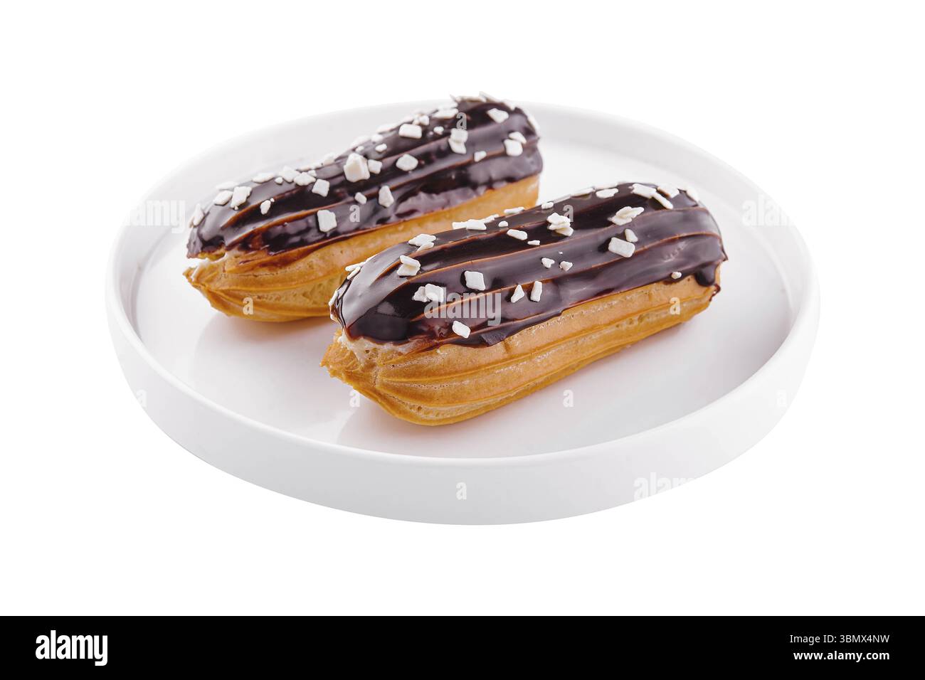 Nourriture morte-vie, deux éclairs avec glaçage au chocolat dans une assiette blanche Banque D'Images