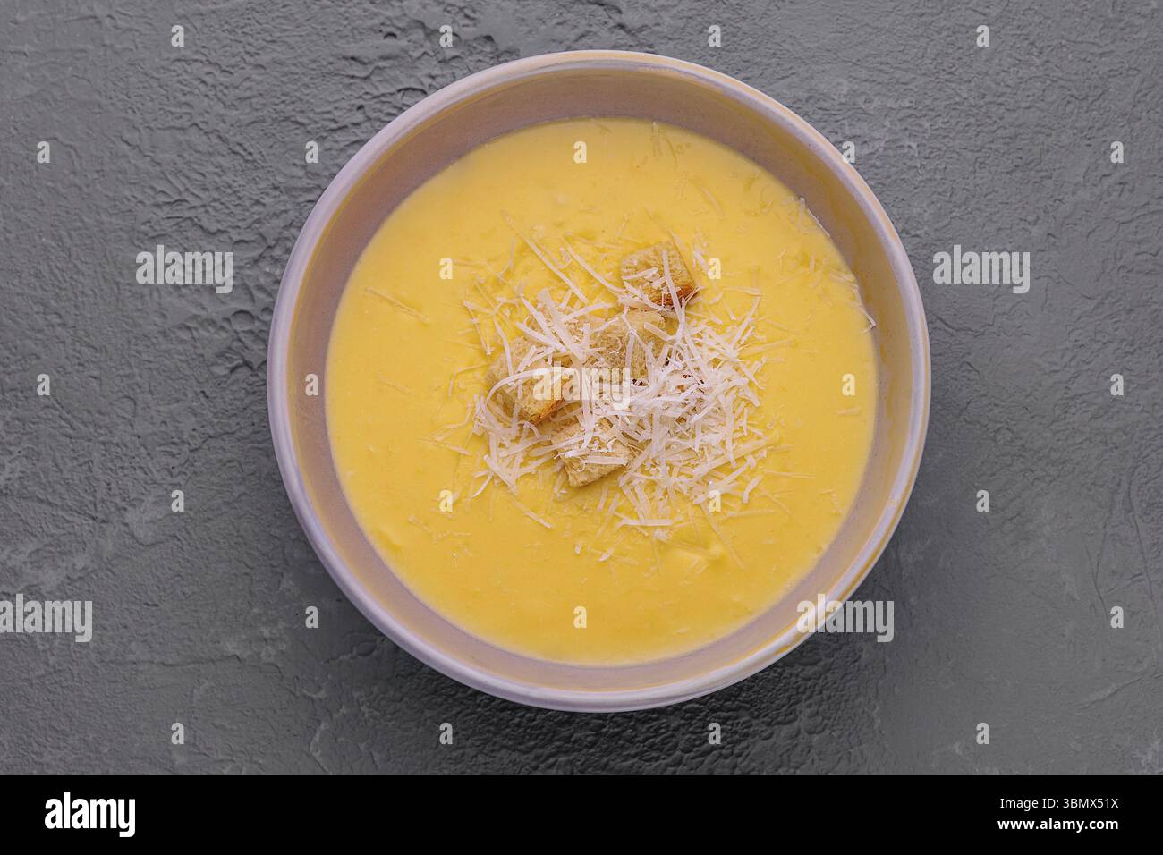 Nature morte, assiette de soupe aux pois servie avec fromage Banque D'Images