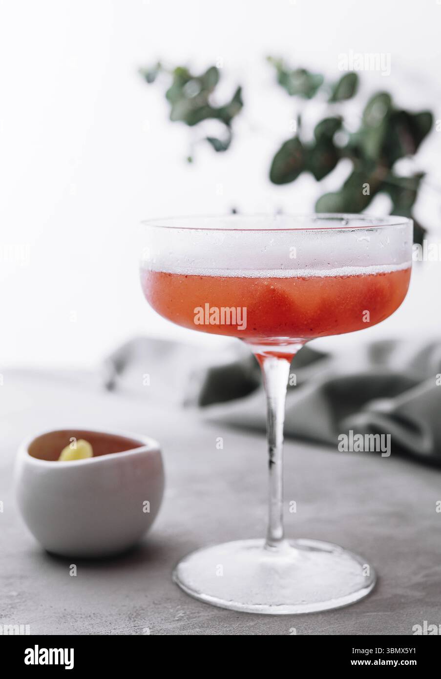 Nourriture nature morte, boisson estivale rafraîchissante aux fraises avec champagne Banque D'Images