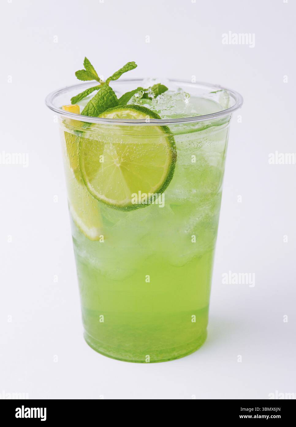 Nature morte, cocktail d'agrumes mojito avec citron vert et menthe Banque D'Images