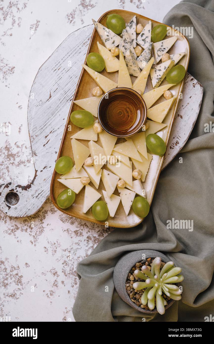 Nature morte, assiette de fromage. délicieux mélange de fromage sur assiette Banque D'Images