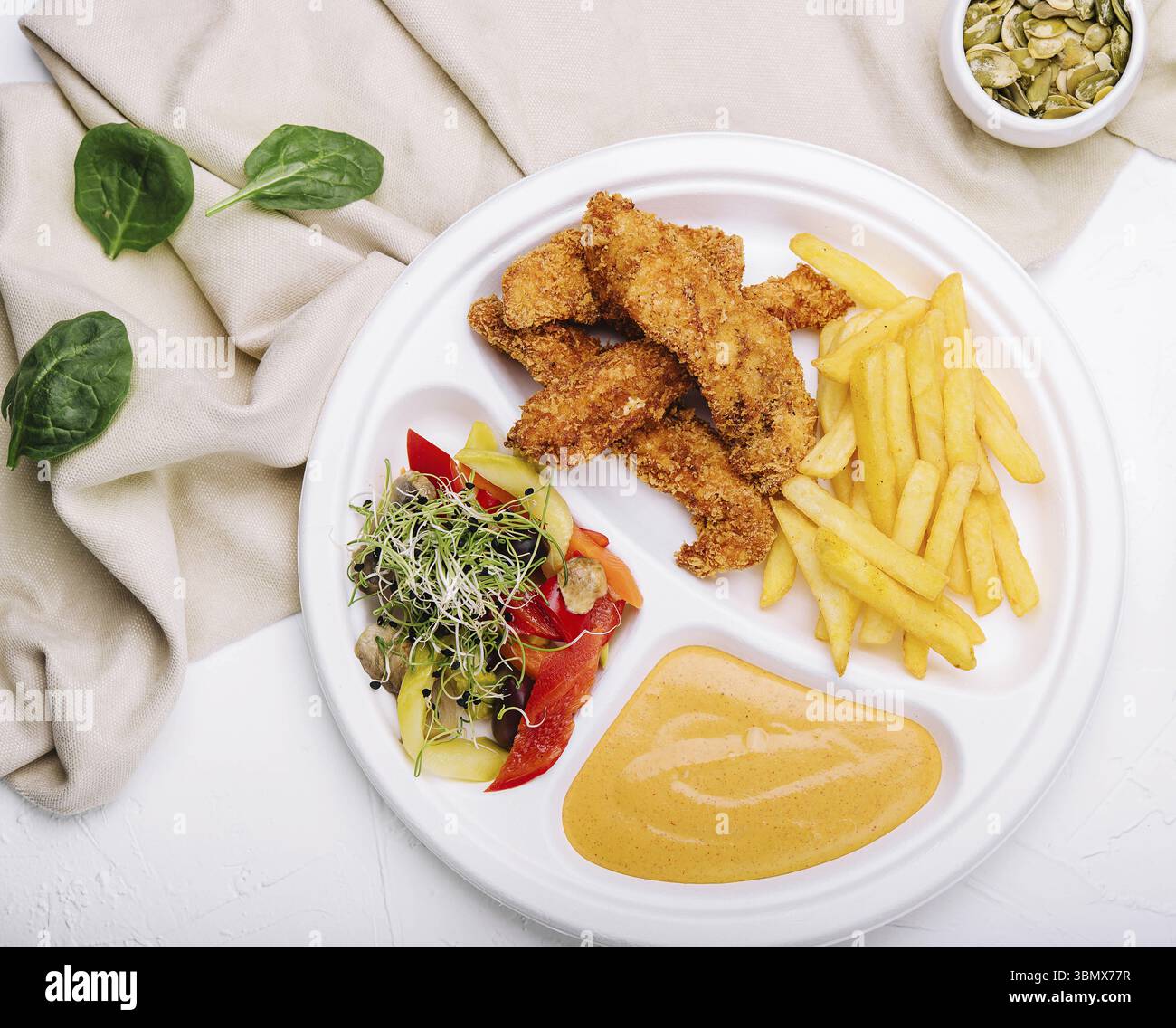 Natures mortes, nuggets de poulet avec frites et sauce moutarde Banque D'Images