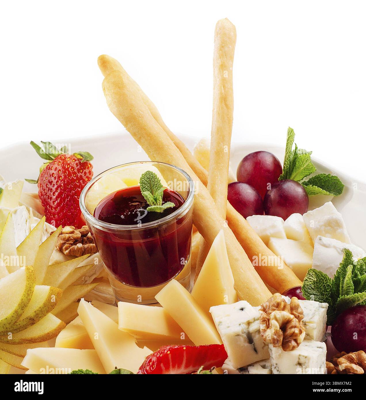 Natures mortes, assiette de fromage ou délicieux mélange de fromage Banque D'Images