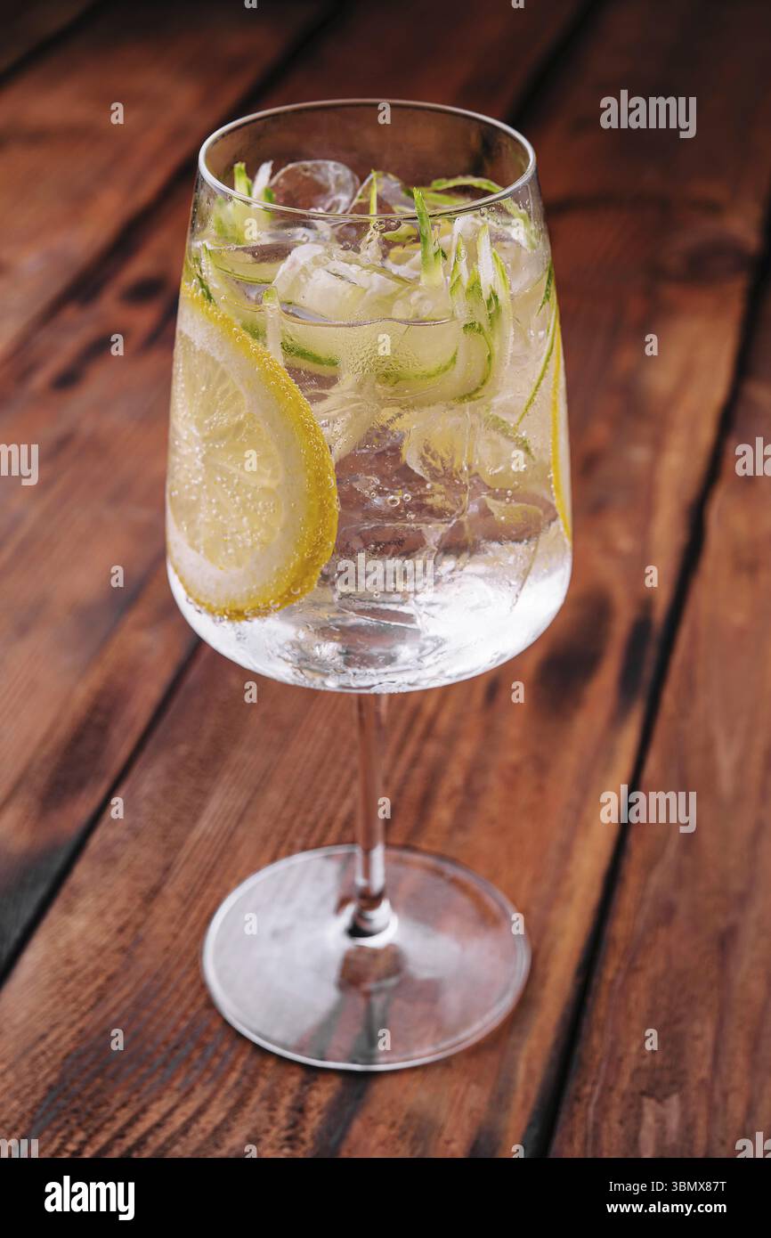 Nourriture morte-vie, cocktails rafraîchissants d'été sans alcool avec citron et concombre Banque D'Images