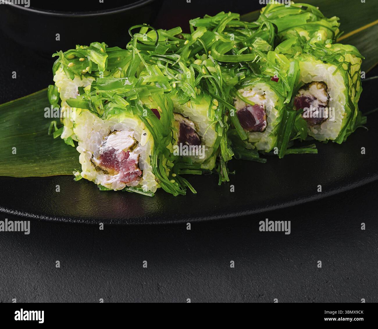 Nourriture morte-vie, assiette de Sushi sur pierre noire. cuisine japonaise Banque D'Images