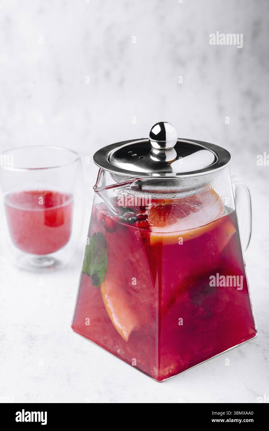 Nature morte, punch pétillant à la fraise, à l'orange et au basilic, cocktail printanier Banque D'Images