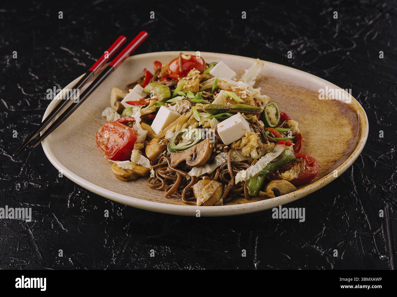 Natures mortes, nouilles de sarrasin avec légumes grillés sur l'assiette Banque D'Images
