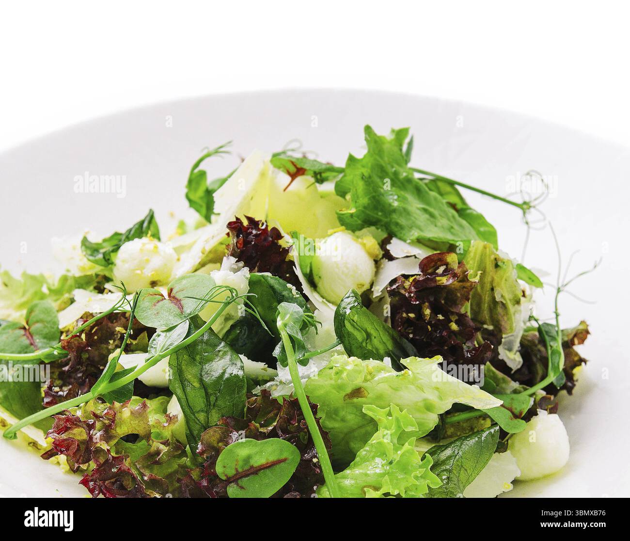 Nature morte, salade de mozzarella saine sur assiette blanche Banque D'Images