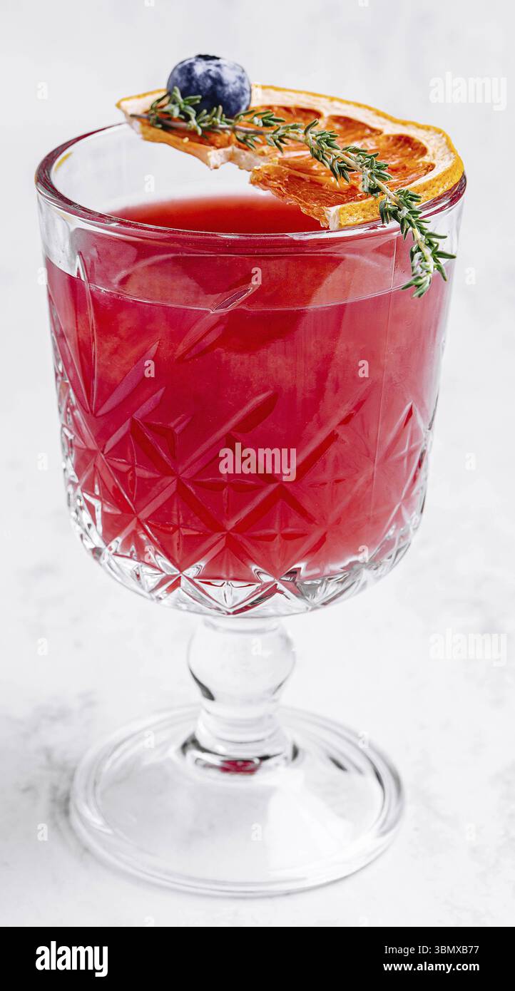 Nature morte, cocktail de margarita à l'orange sanguine avec glace et thym Banque D'Images
