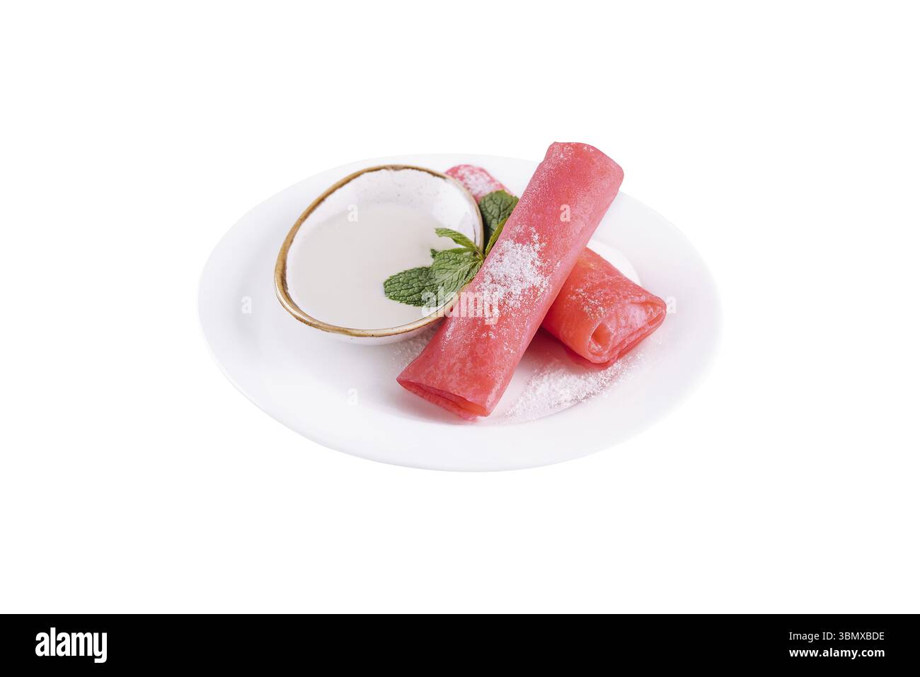 Nature morte de nourriture, galettes de framboise roulées sur plaque blanche Banque D'Images