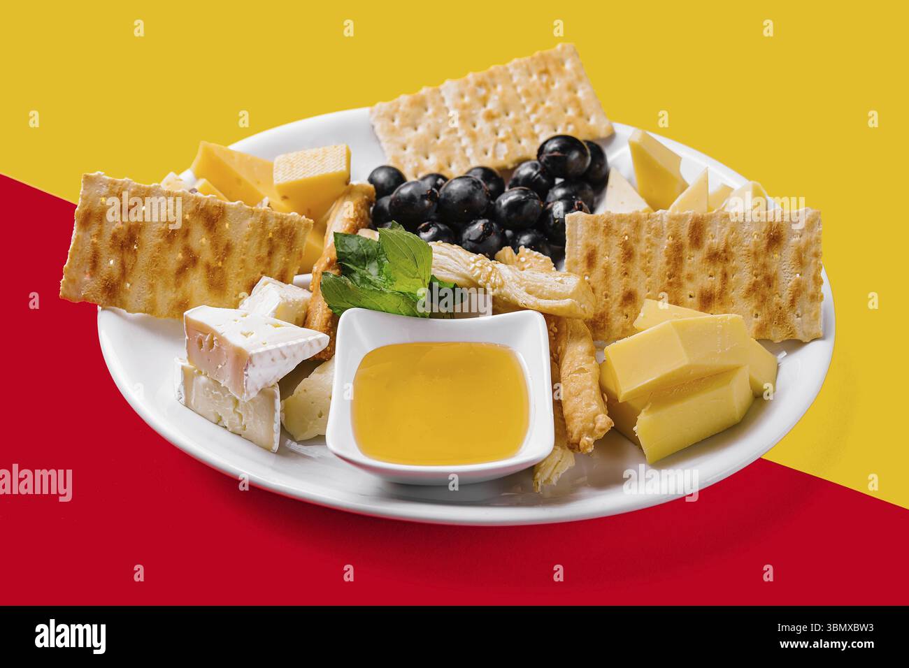 Nature morte de nourriture, différents types de fromage sur une assiette blanche Banque D'Images