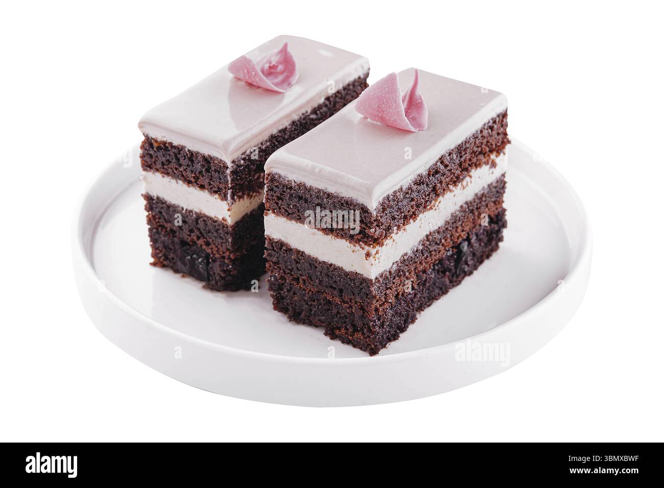 Nature morte de nourriture, morceau de gâteau au chocolat avec de la crème rose Banque D'Images