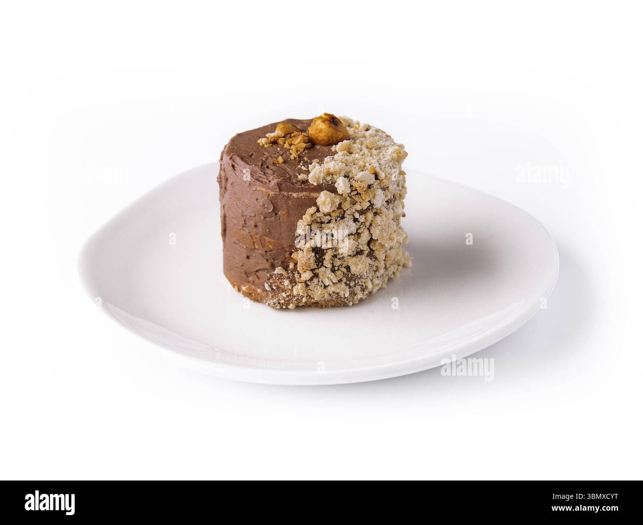 Nature morte de nourriture, gâteau de Kiev avec des noix sur plaque blanche Banque D'Images