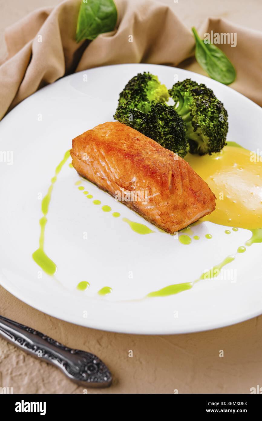 Nature morte, steak de filet de saumon grillé avec brocoli Banque D'Images