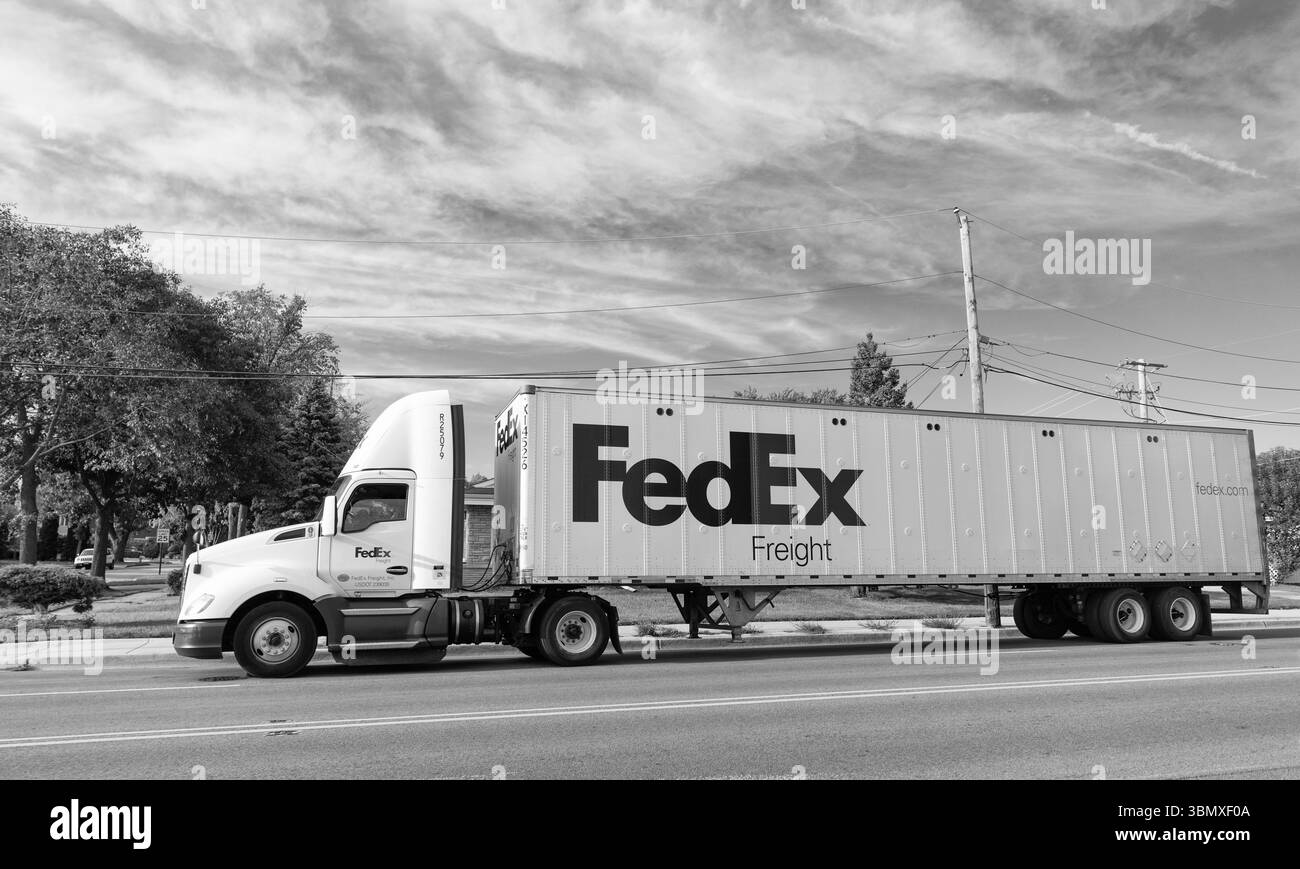 Chicago, États-Unis - 21 août 2024 : camion avec conteneur FedEx sur camion sur la route. FedEx Corporation, une société de logistique basée aux États-Unis avec international Banque D'Images