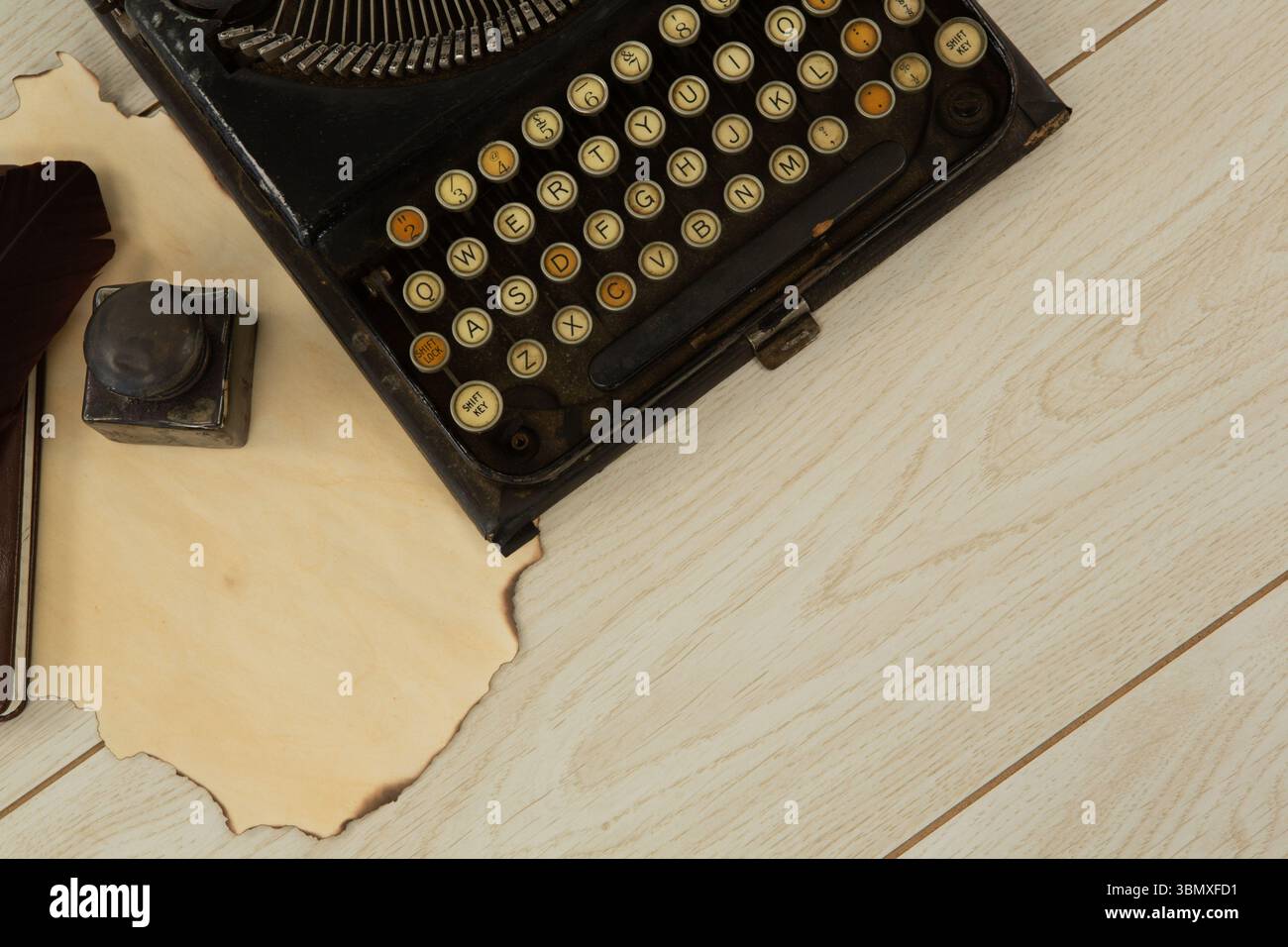 Machine à écrire et timbre sur la table Banque D'Images
