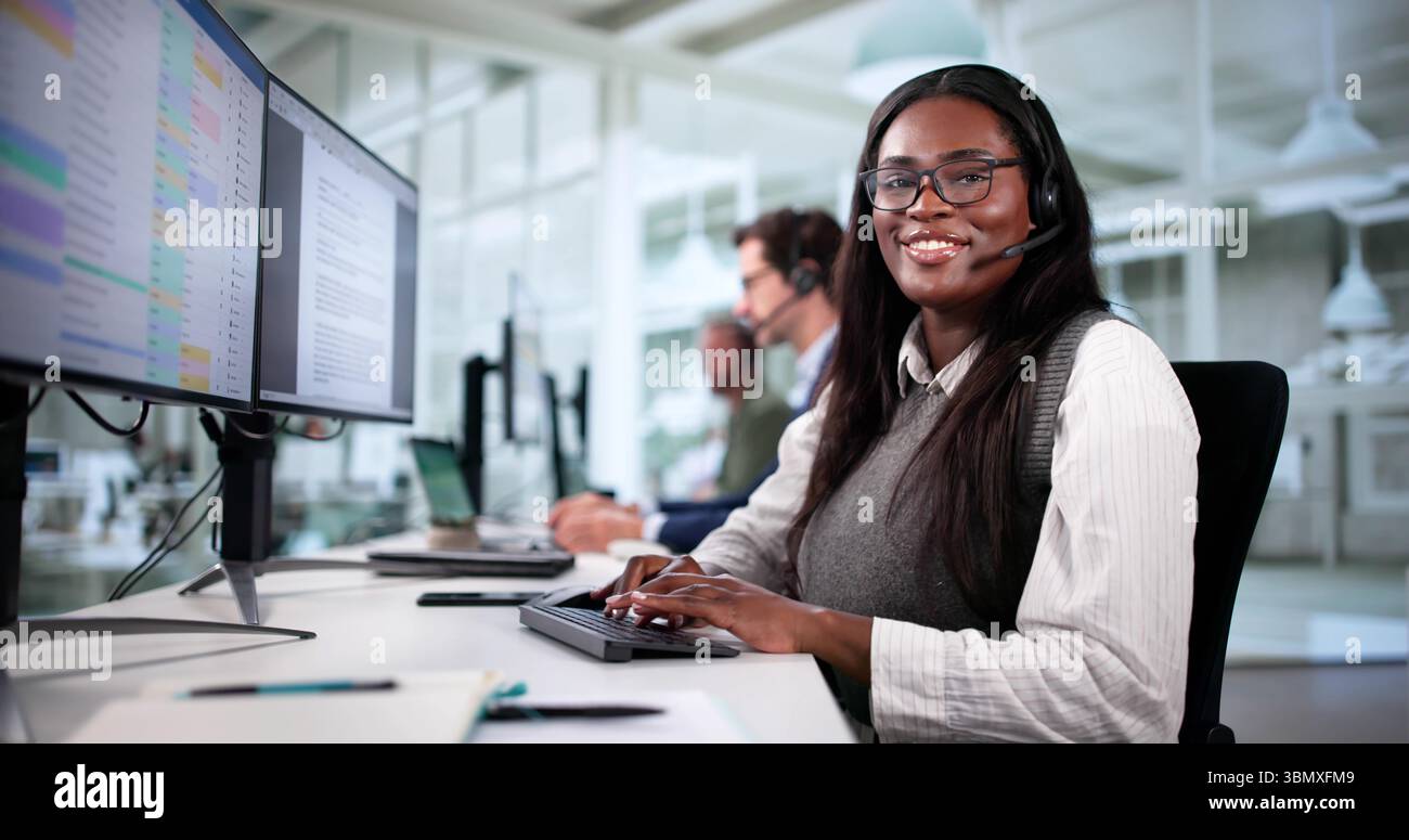 Une équipe de service clientèle diversifiée qui fournit une assistance aux spécialistes de bureau aujourd'hui. Banque D'Images