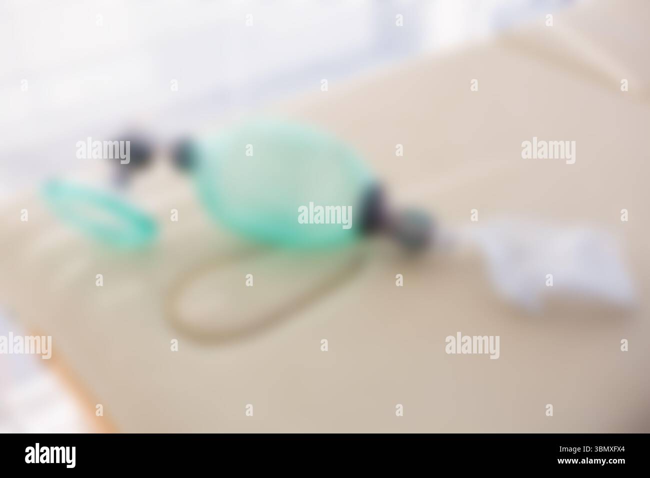 Masque de valve de poche sur table à l'hôpital Banque D'Images