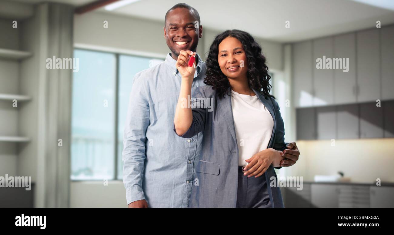Heureux couple tenant des clés montrant la nouvelle maison à Portrait de famille Banque D'Images