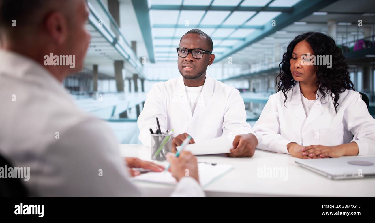 L'équipe médicale diversifiée mène une entrevue avec le comité pour le service clientèle de l'hôpital. Banque D'Images