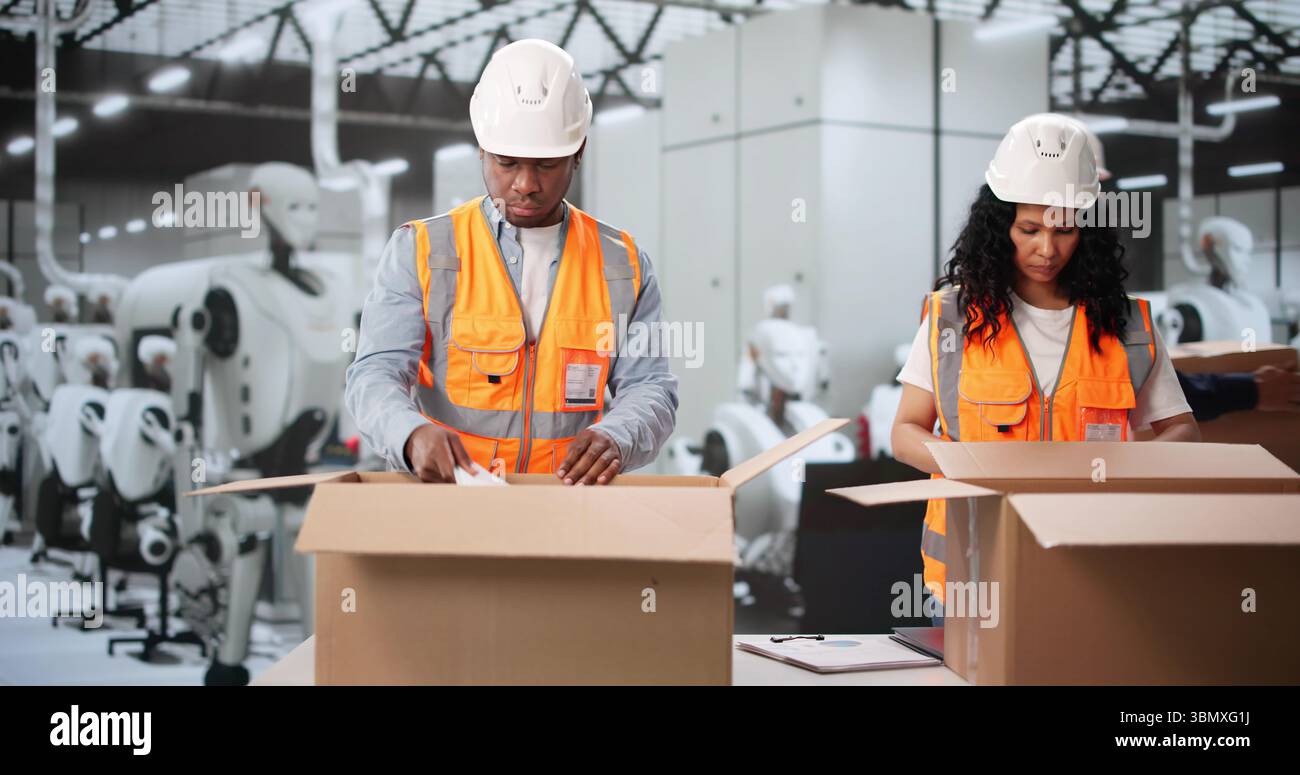 Automatisation des usines : robots AI vs travailleurs humains licenciés dans l'industrie manufacturière. Banque D'Images Automatisation des usines : robots AI vs travailleurs humains licenciés dans l'industrie manufacturière. Banque D'Images