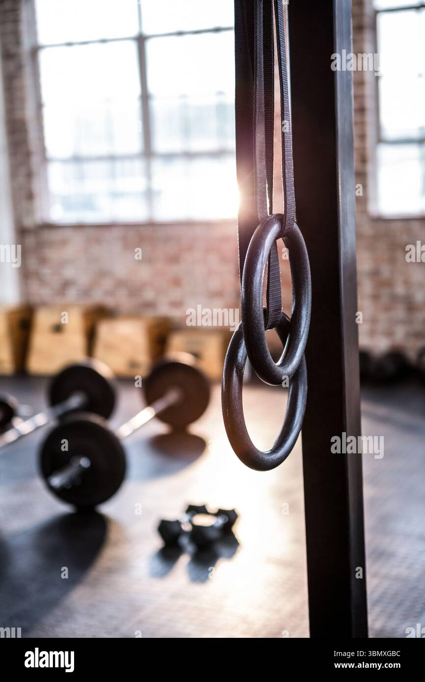 Anneaux de gymnastique contre la fenêtre dans la salle de gym Banque D'Images