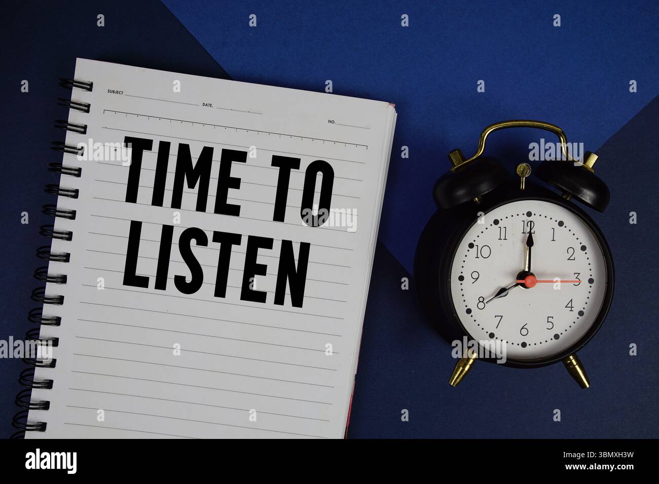 Temps d'écoute texte écrit sur le bloc-notes avec réveil sur fond bleu Banque D'Images