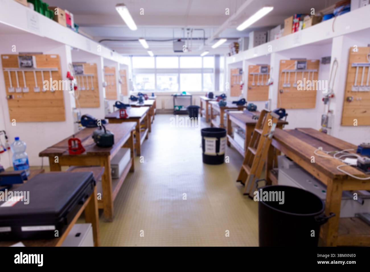 La salle de classe de l'atelier professionnel est présentée dans un design plat, avec des établis, des étaux et des panneaux perforés Banque D'Images