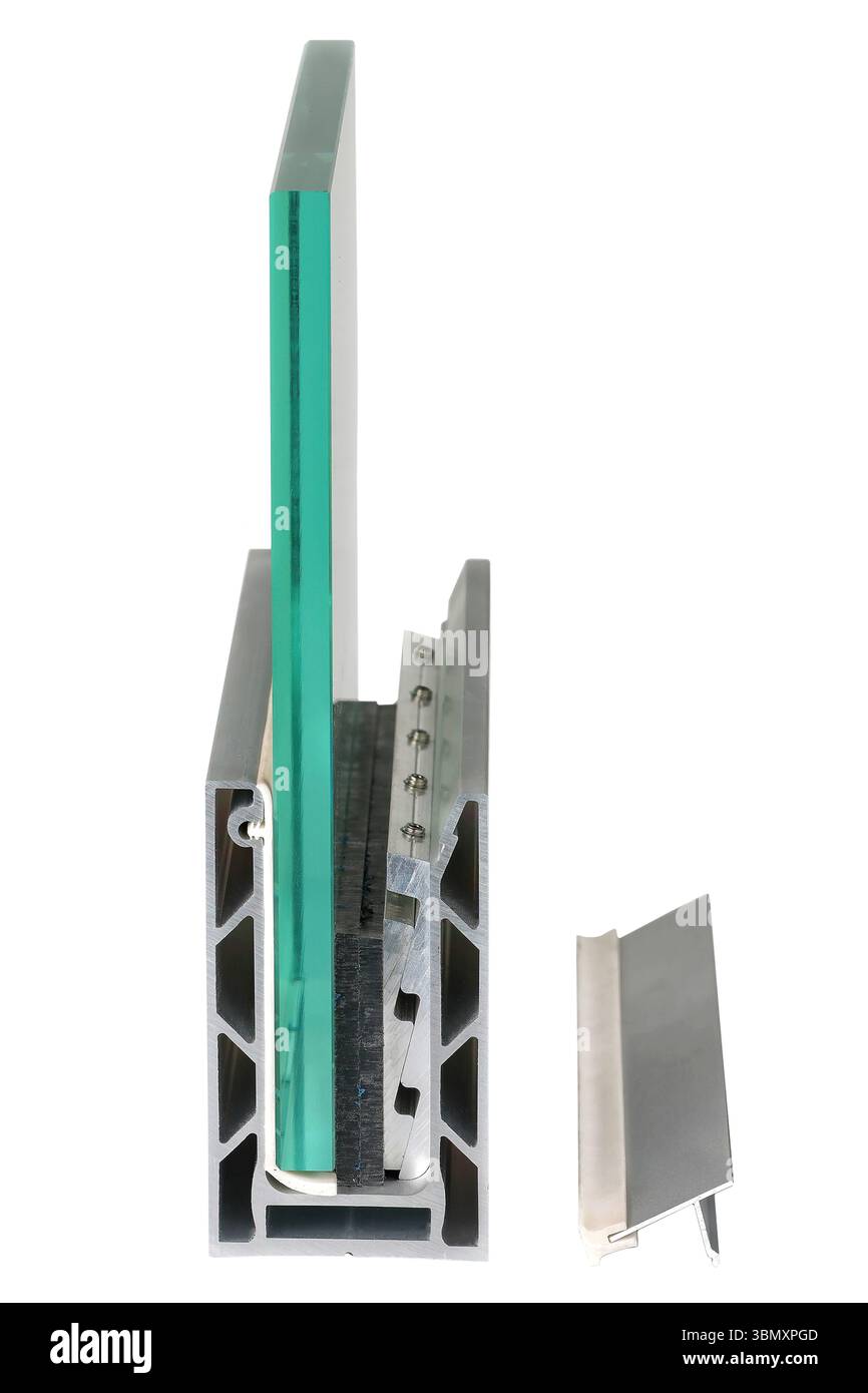 Exploration de la conception complexe d'un assemblage de panneaux de verre pour l'architecture moderne. Isolé sur fond blanc. Banque D'Images