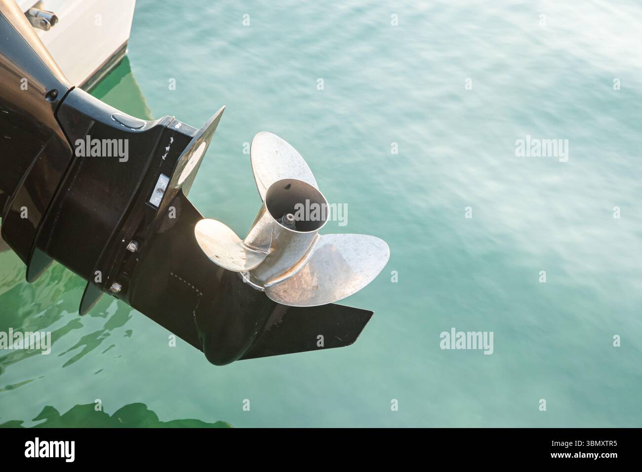Gros plan du moteur hors-bord sur un bateau moderne dans l'eau de mer calme Banque D'Images