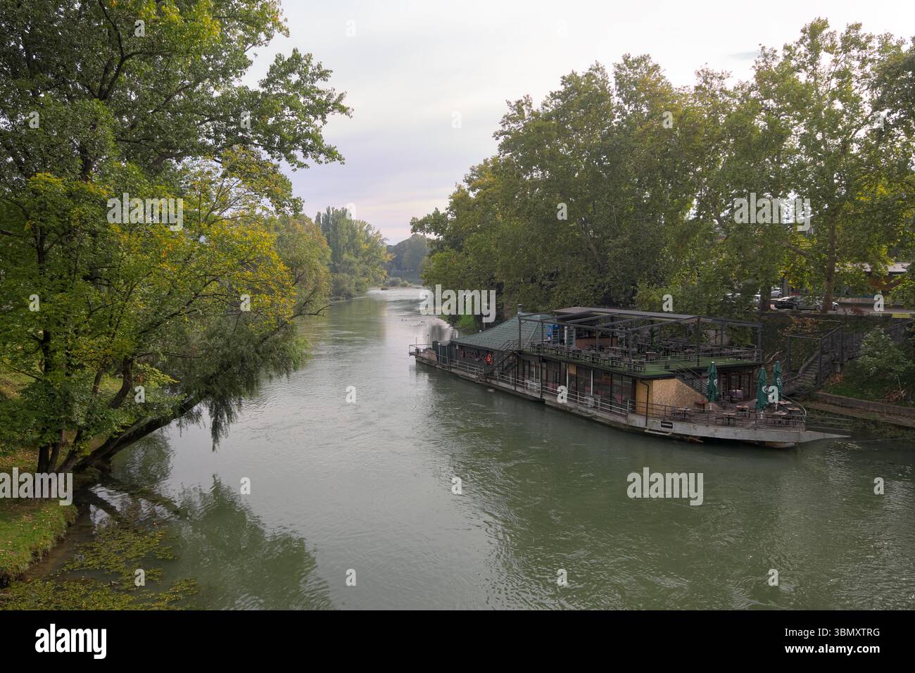 Jour sombre d'automne sur la rivière Vrbas à Banja Luka, Bosnie-Herzégovine Banque D'Images