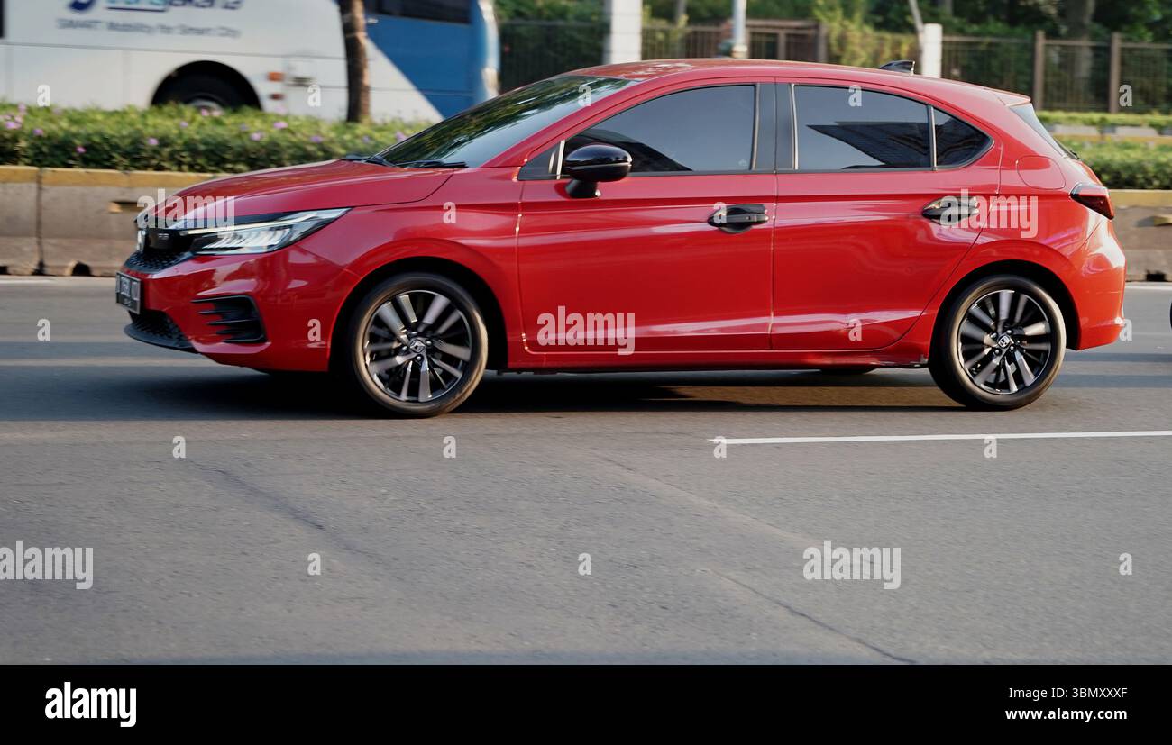 Berline de luxe à hayon Honda City, voiture de couleur rouge dans le quartier des affaires, Sudirman Street, Jakarta, Indonésie Banque D'Images