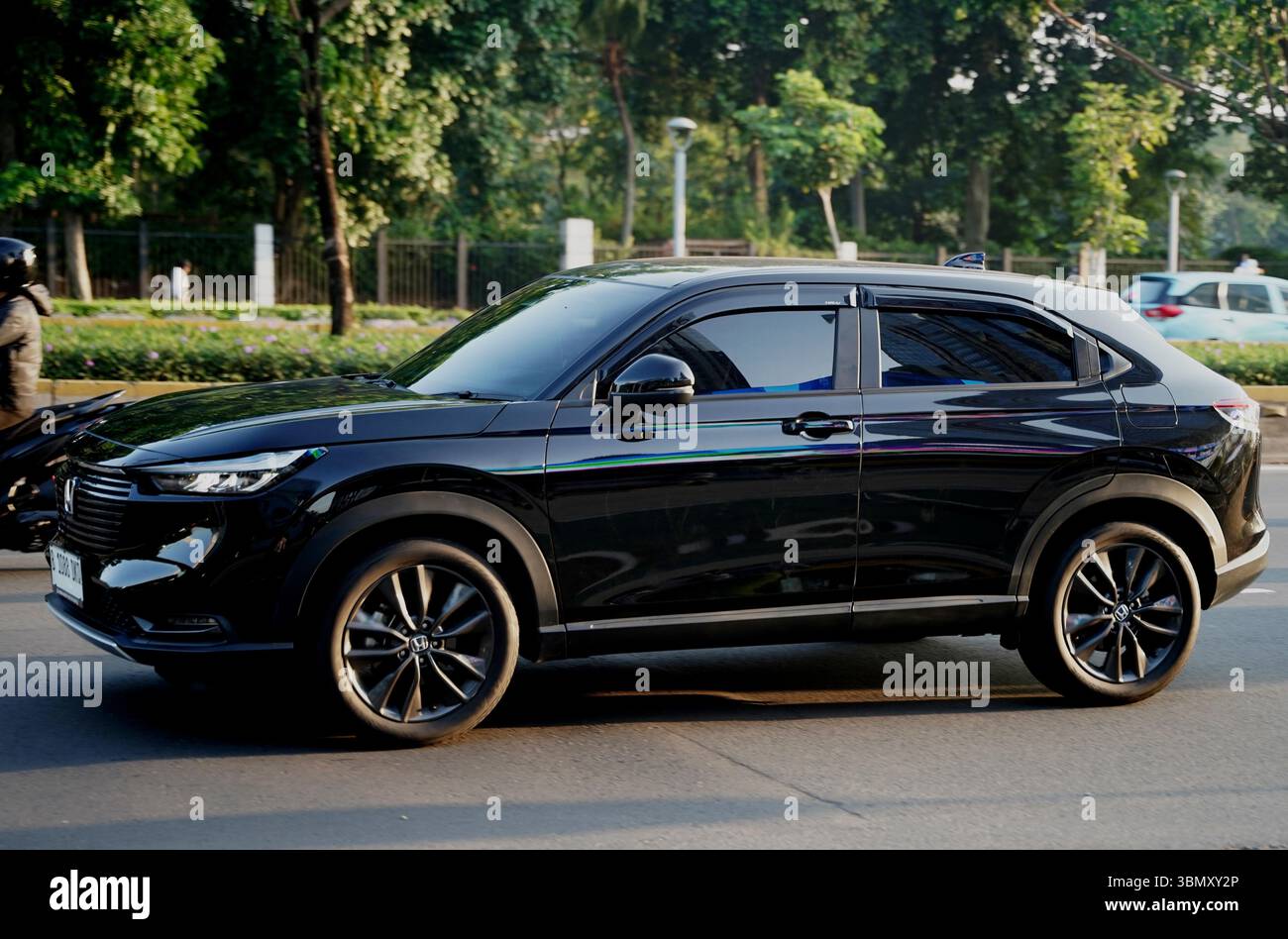 SUV Honda HRV, conduire dans le quartier des affaires, Sudirman Street, Jakarta, Indonésie Banque D'Images