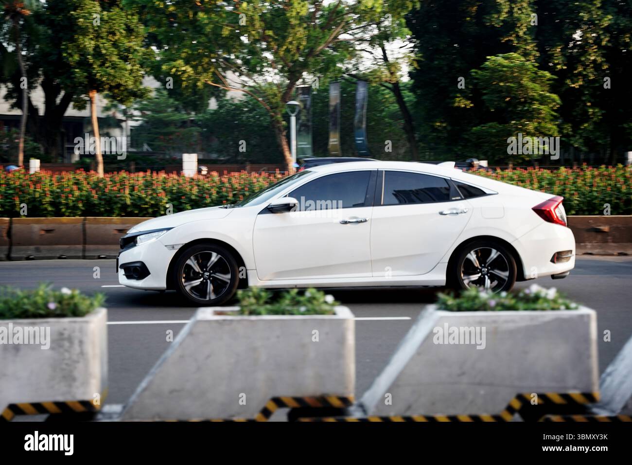 SUV de luxe Lexus LX 570, couleur sombre au quartier des affaires, Sudirman Street, Jakarta, Indonésie Banque D'Images