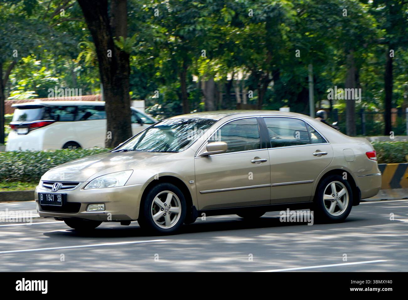 Berline de luxe Honda accords, conduite de couleur noire dans le quartier des affaires, Sudirman Street, Jakarta, Indonésie Banque D'Images
