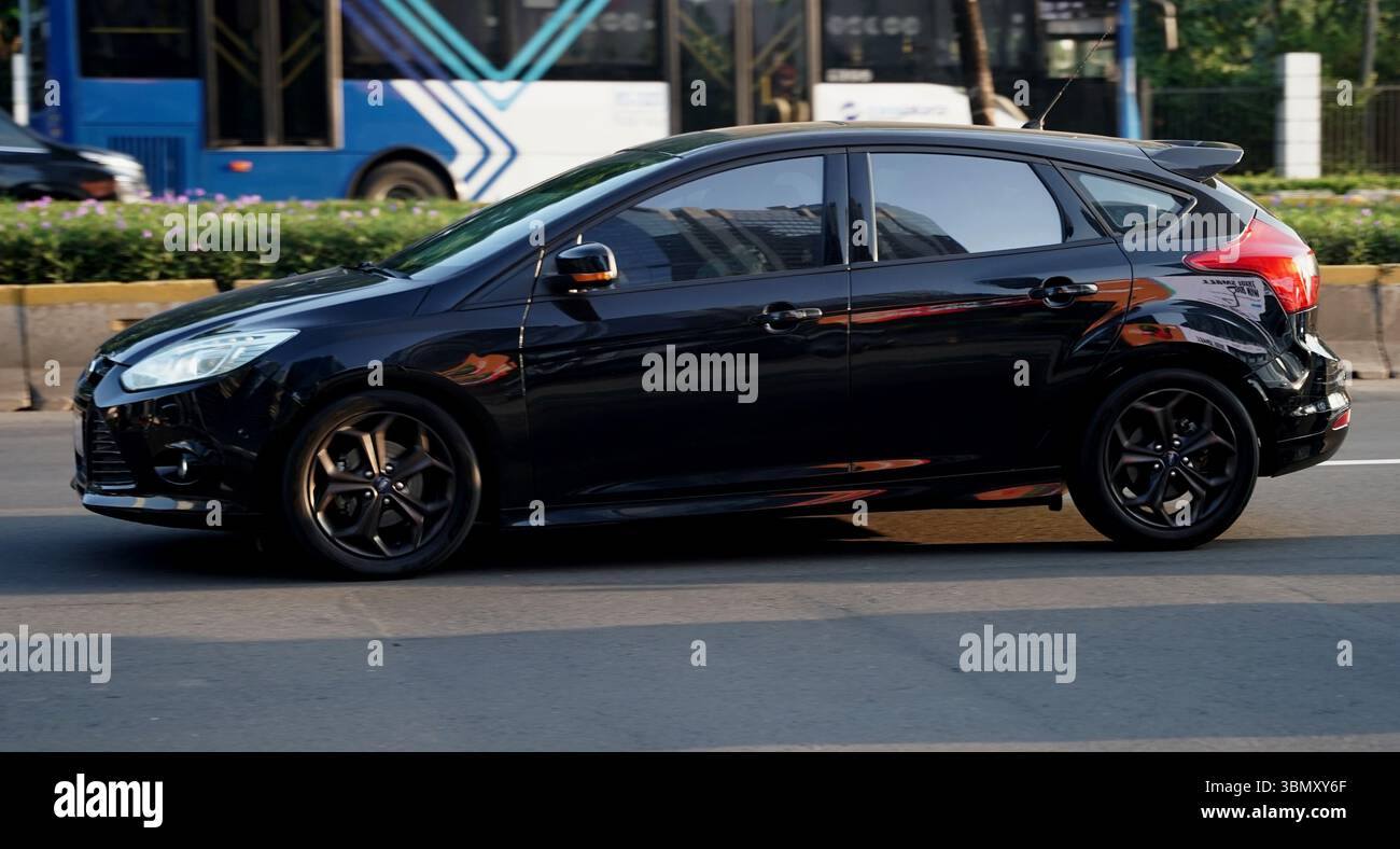 Voiture de ville Ford Focus, voiture de couleur noire dans le quartier des affaires, Sudirman Street, Jakarta, Indonésie Banque D'Images