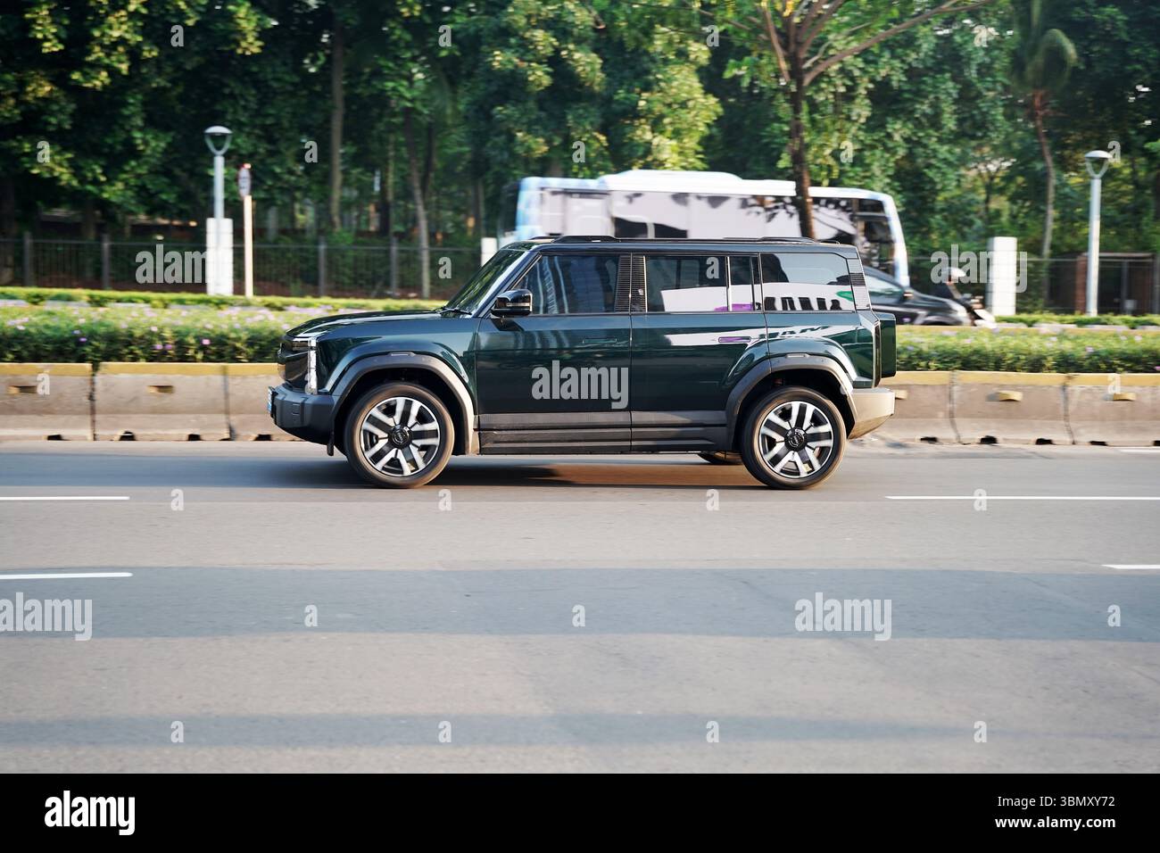 Voiture électrique SUV Chery J6, conduire à la zone de distric d'affaires, Sudirman Street, Jakarta, Indonésie Banque D'Images