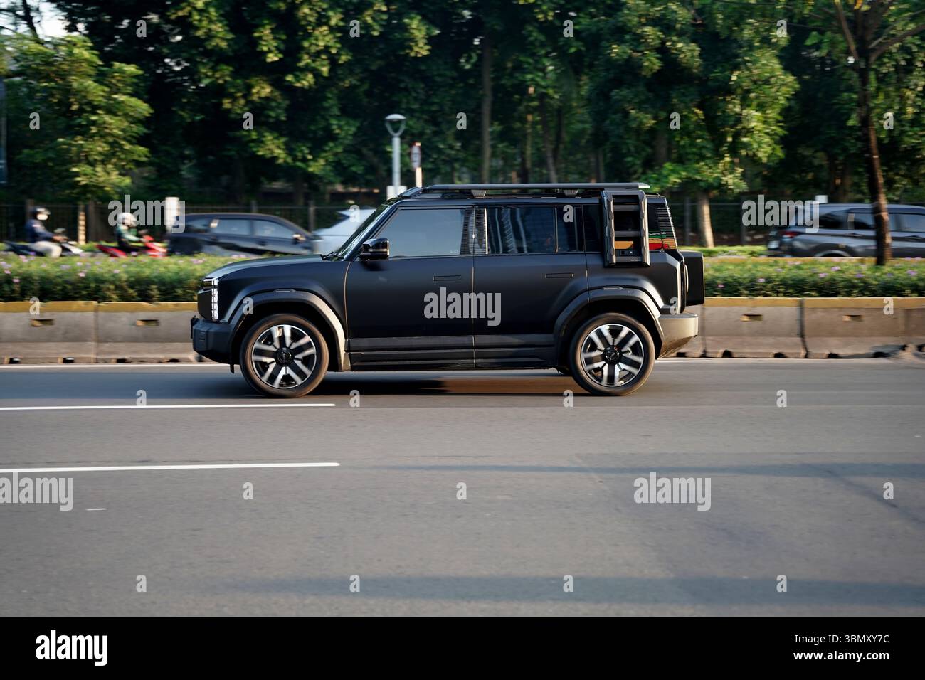 Voiture électrique SUV Chery J6, conduire à la zone de distric d'affaires, Sudirman Street, Jakarta, Indonésie Banque D'Images