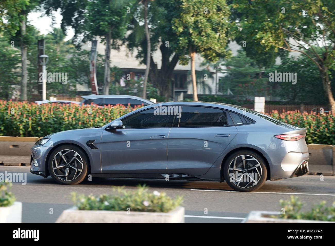 Berline de luxe véhicule électrique BYD Seal, conduire à la zone de distric d'affaires, Sudirman Street, Jakarta, Indonésie Banque D'Images