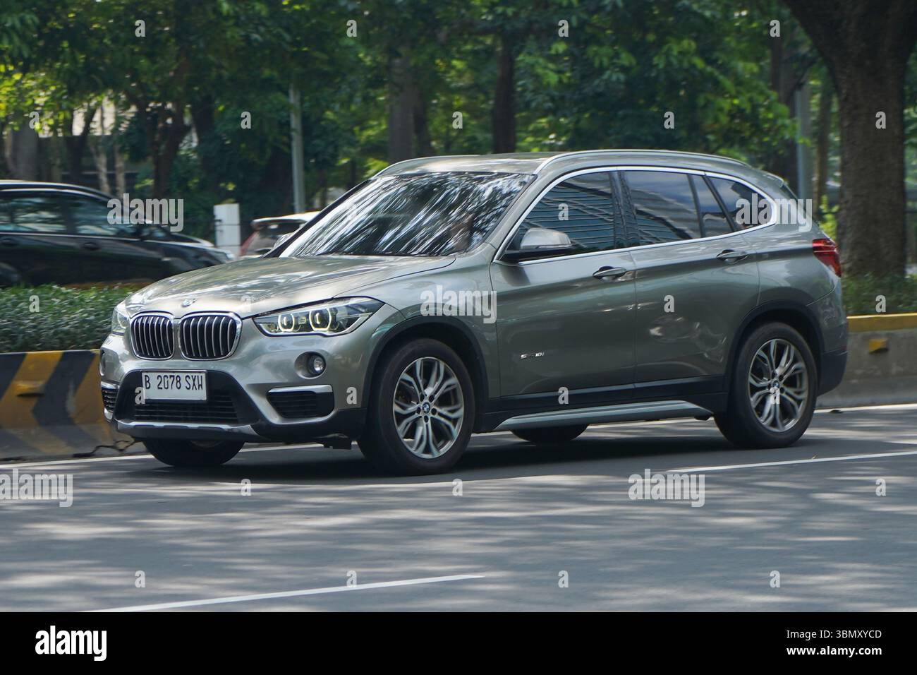 4x4 de luxe BMW X1, conduire au quartier des affaires, Sudirman Street, Jakarta, Indonésie Banque D'Images