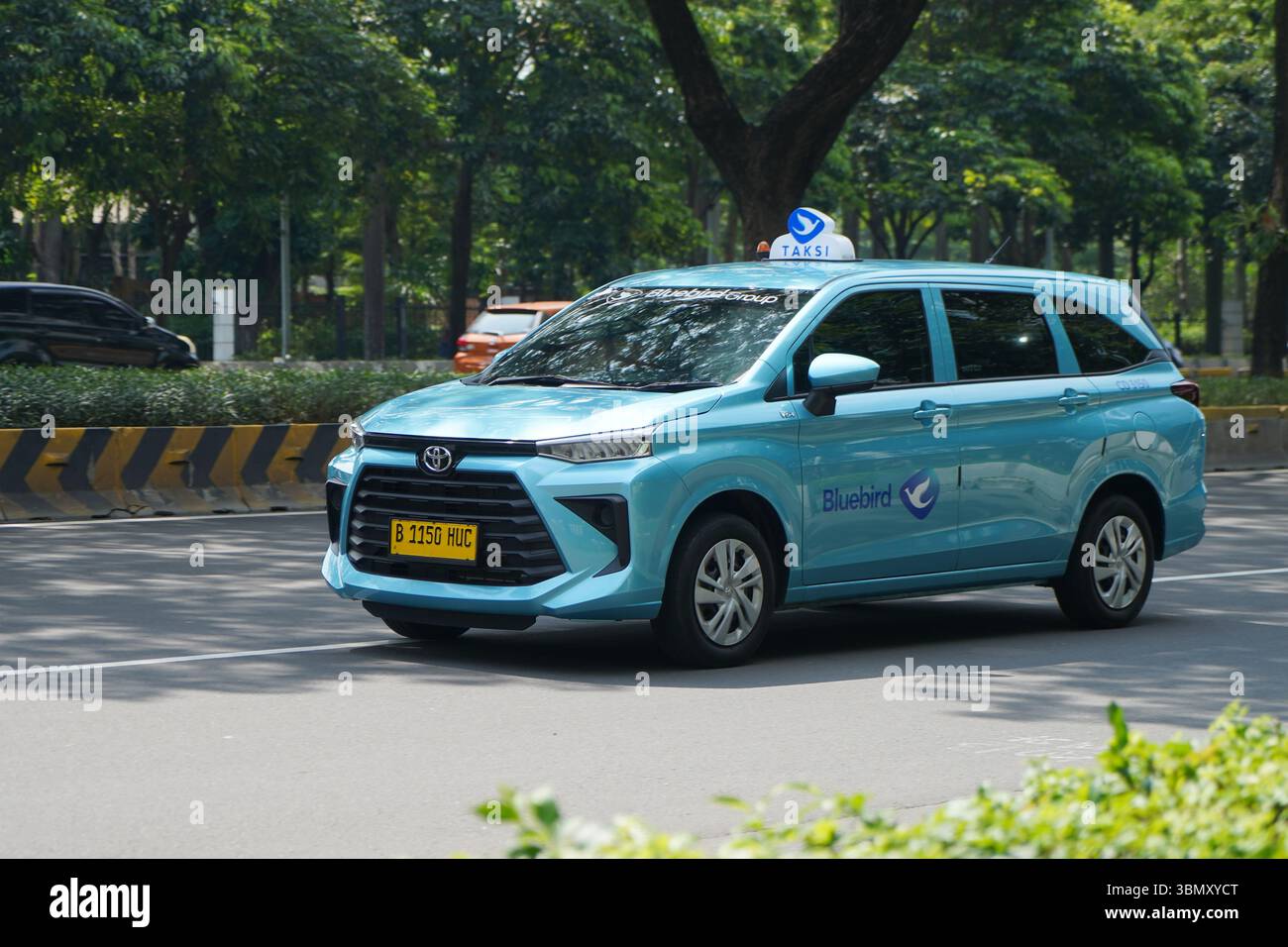 Voiture sur la route, taxi Bluebird, Toyota Avanza veloz transmover, conduire au quartier des affaires, Sudirman Street, Jakarta, Indonésie Banque D'Images