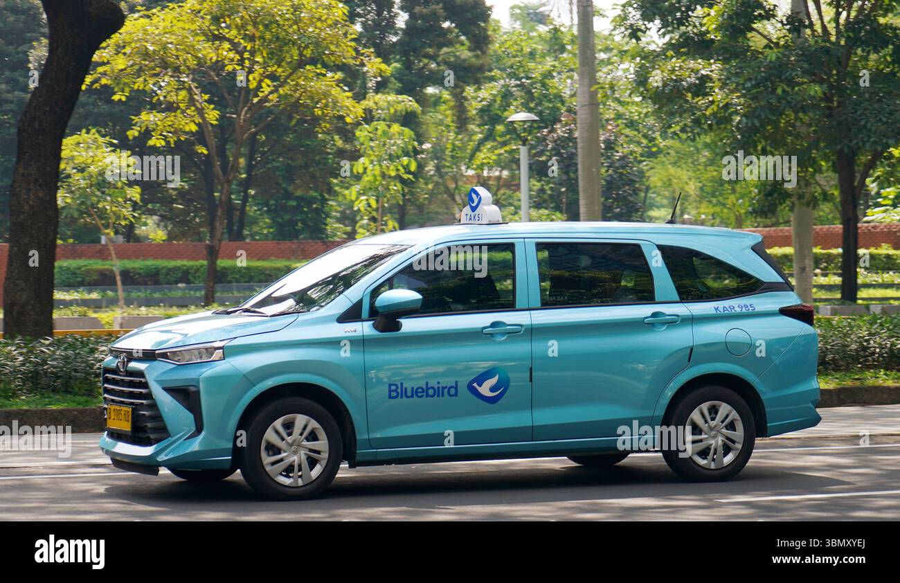 Voiture sur la route, taxi Bluebird, Toyota Avanza veloz transmover, conduire au quartier des affaires, Sudirman Street, Jakarta, Indonésie Banque D'Images