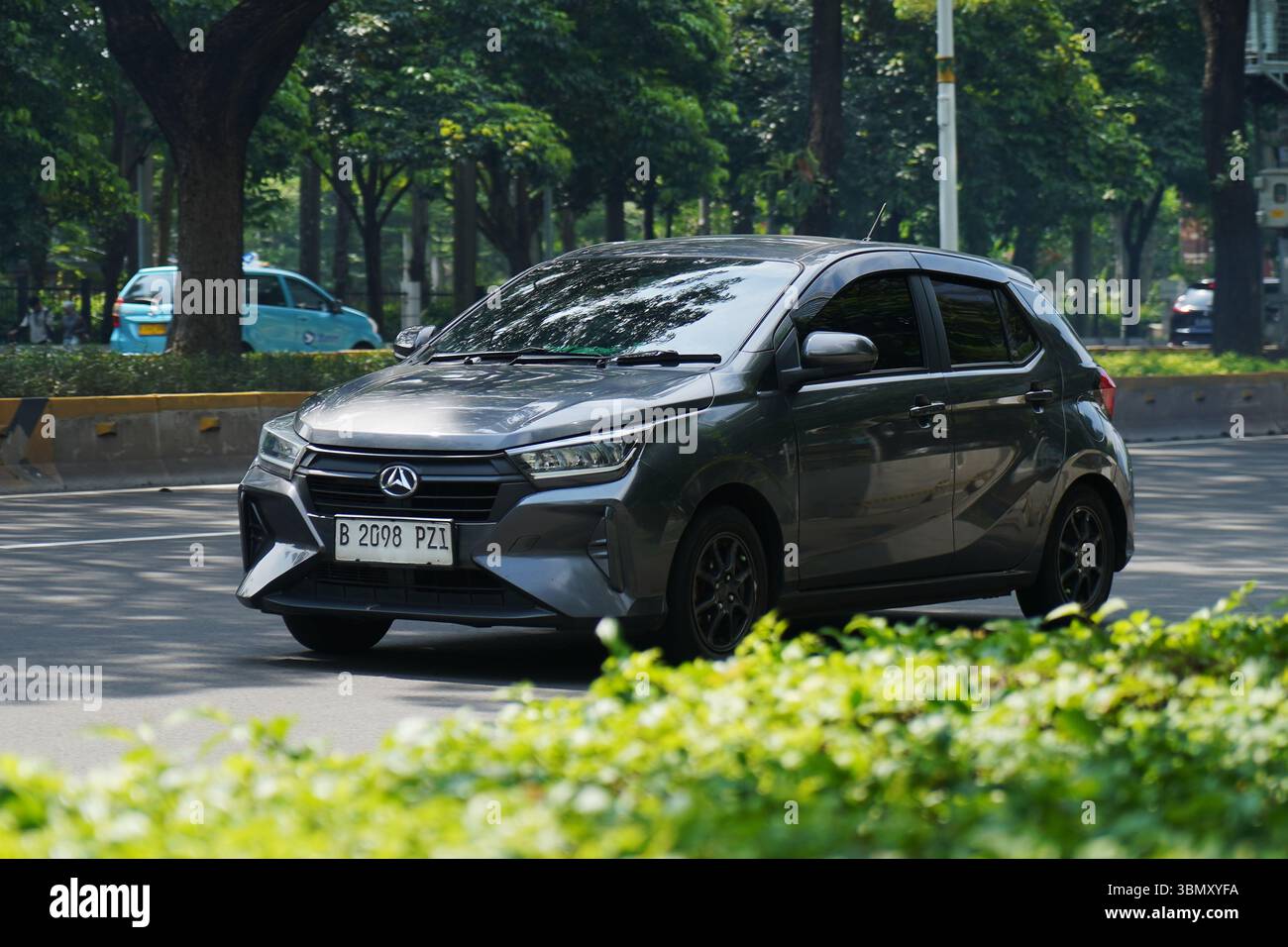 Voiture sur la route, voiture de ville Toyota Alya, conduire à la zone de distric d'affaires, Sudirman Street, Jakarta, Indonésie Banque D'Images