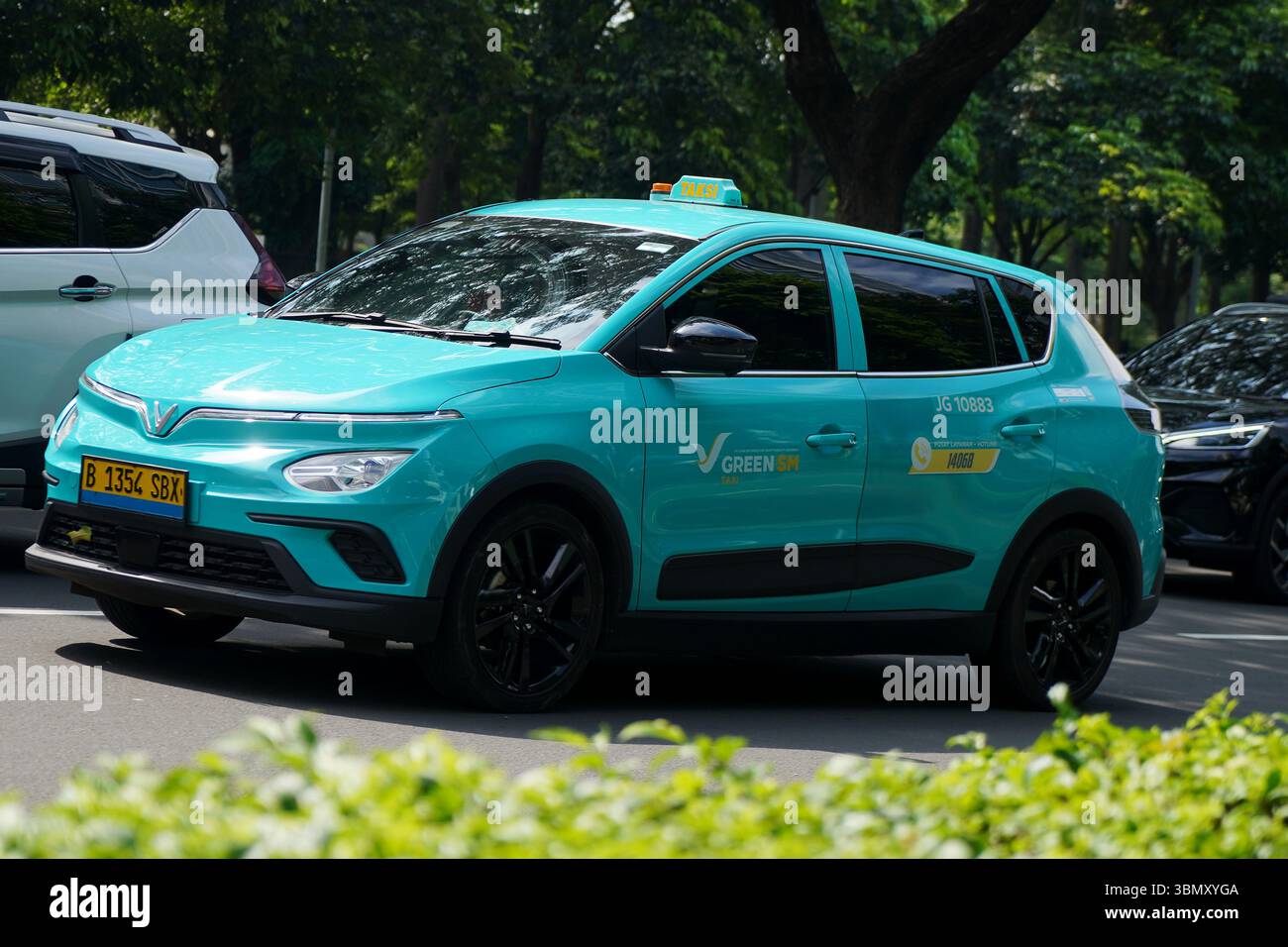 Voiture sur la route, taxi Xanh-SM, voiture de ville SUV VinFast VF e34, conduire à la zone de distric d'affaires, Sudirman Street, Jakarta, Indonésie Banque D'Images