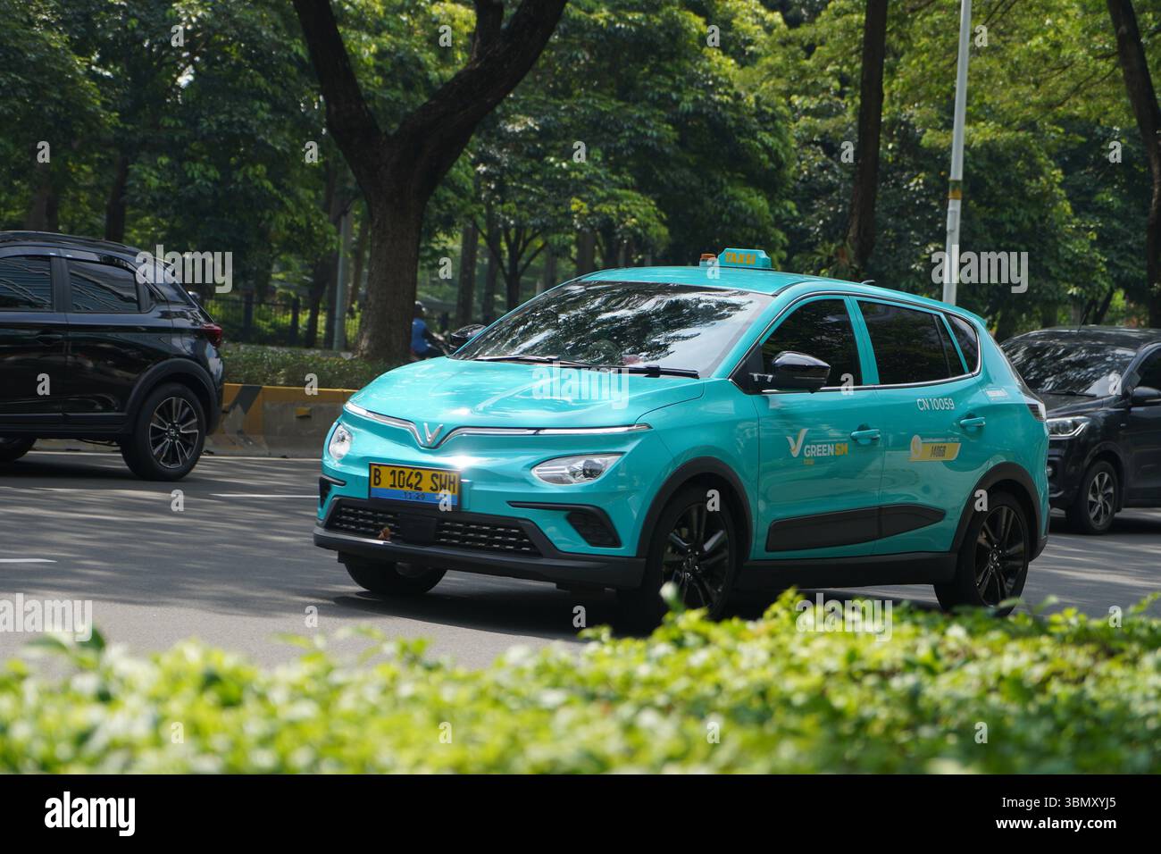 Voiture sur la route, taxi Xanh-SM, voiture de ville SUV VinFast VF e34, conduire à la zone de distric d'affaires, Sudirman Street, Jakarta, Indonésie Banque D'Images